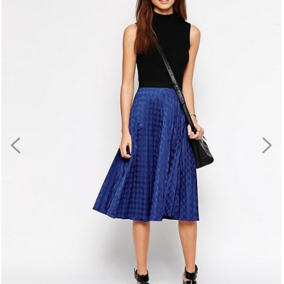 Liquorish Pleated Midi Skirt in Dogtooth - Picture 1 of 6